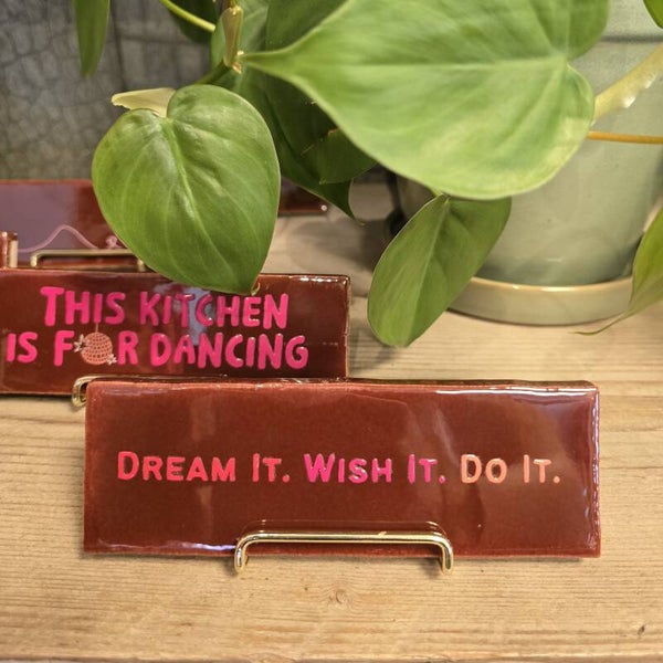 Tegeltje Dream it.Wish it.Do it. - Kastanjebruin/roze