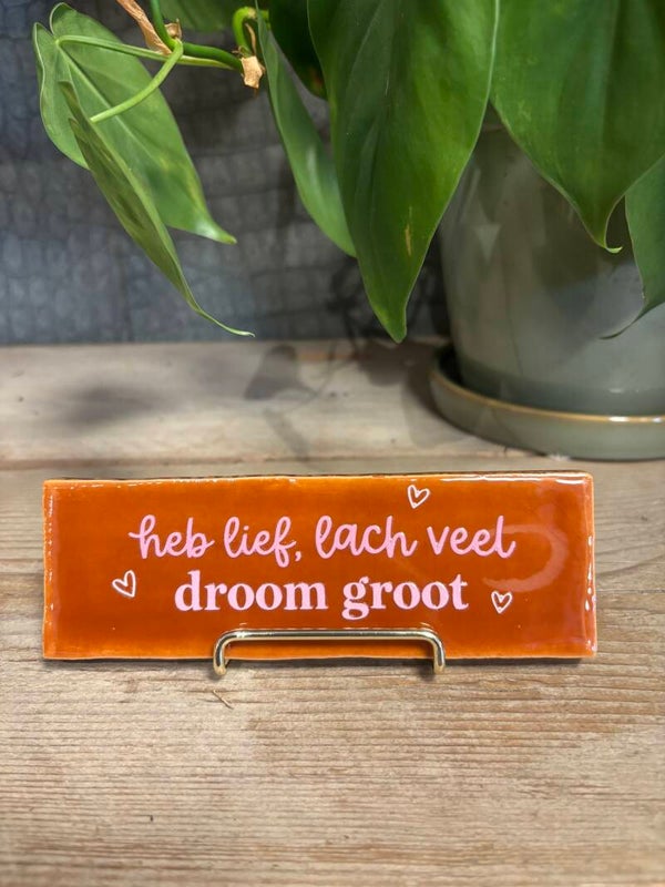 Tegeltje 'Heb lief, lach veel, droom groot' - Cognac/roze - Keramiek