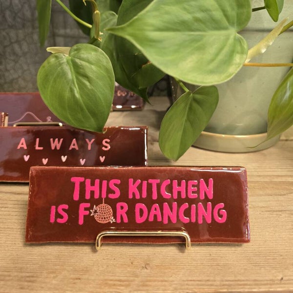 Tegeltje This Kitchen is for Dancing - Kastanjebruin/roze