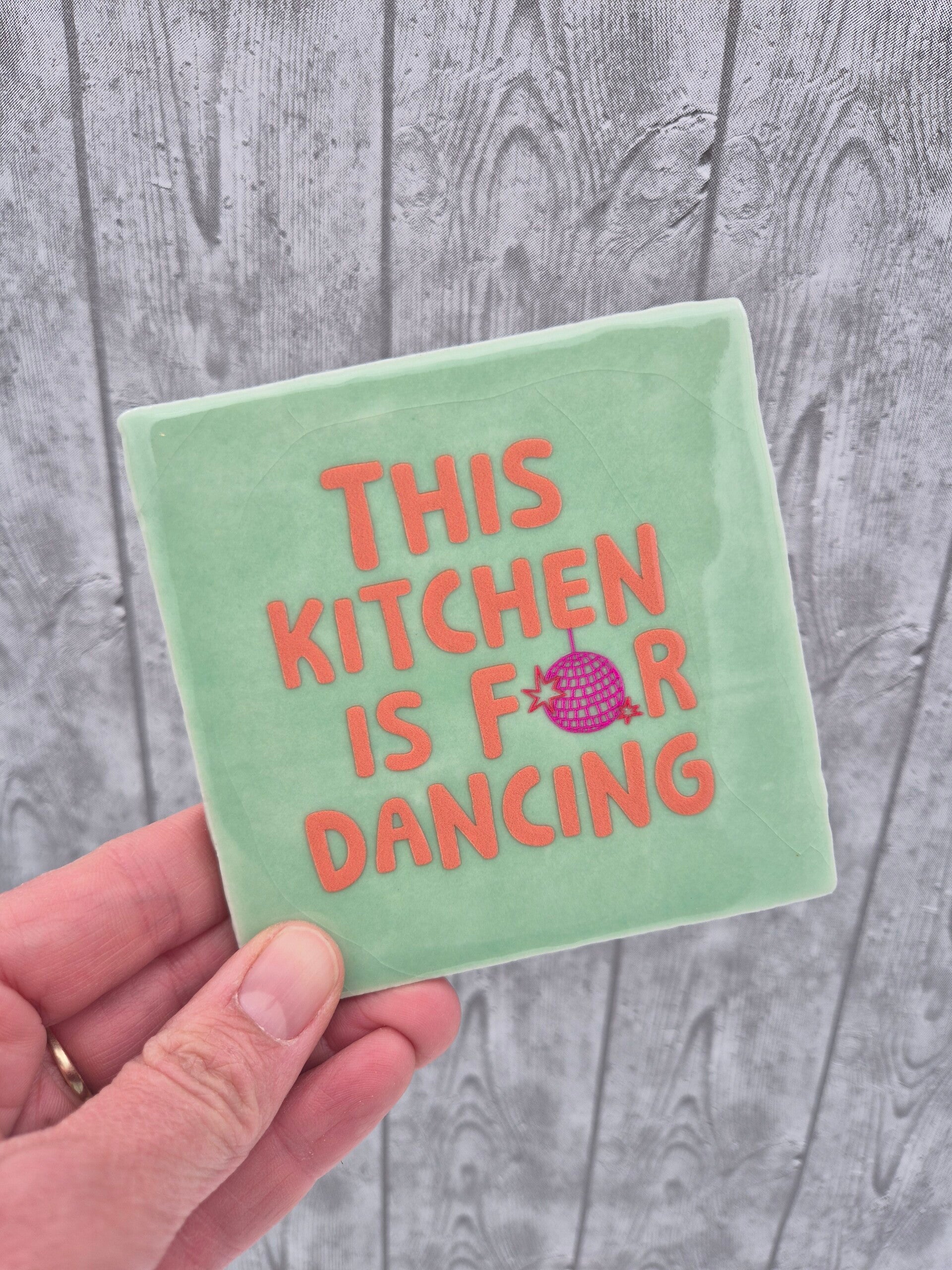 Tegeltje 'This kitchen is for dancing' - mint groen/oranje