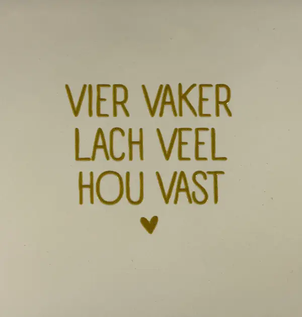 Tegeltje 'Vier vaker lach veel hou vast'- crème/goud