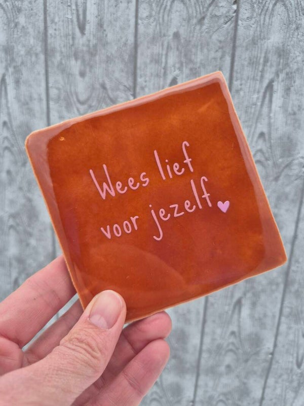 Tegeltje 'Wees lief voor jezelf' - bruin/roze