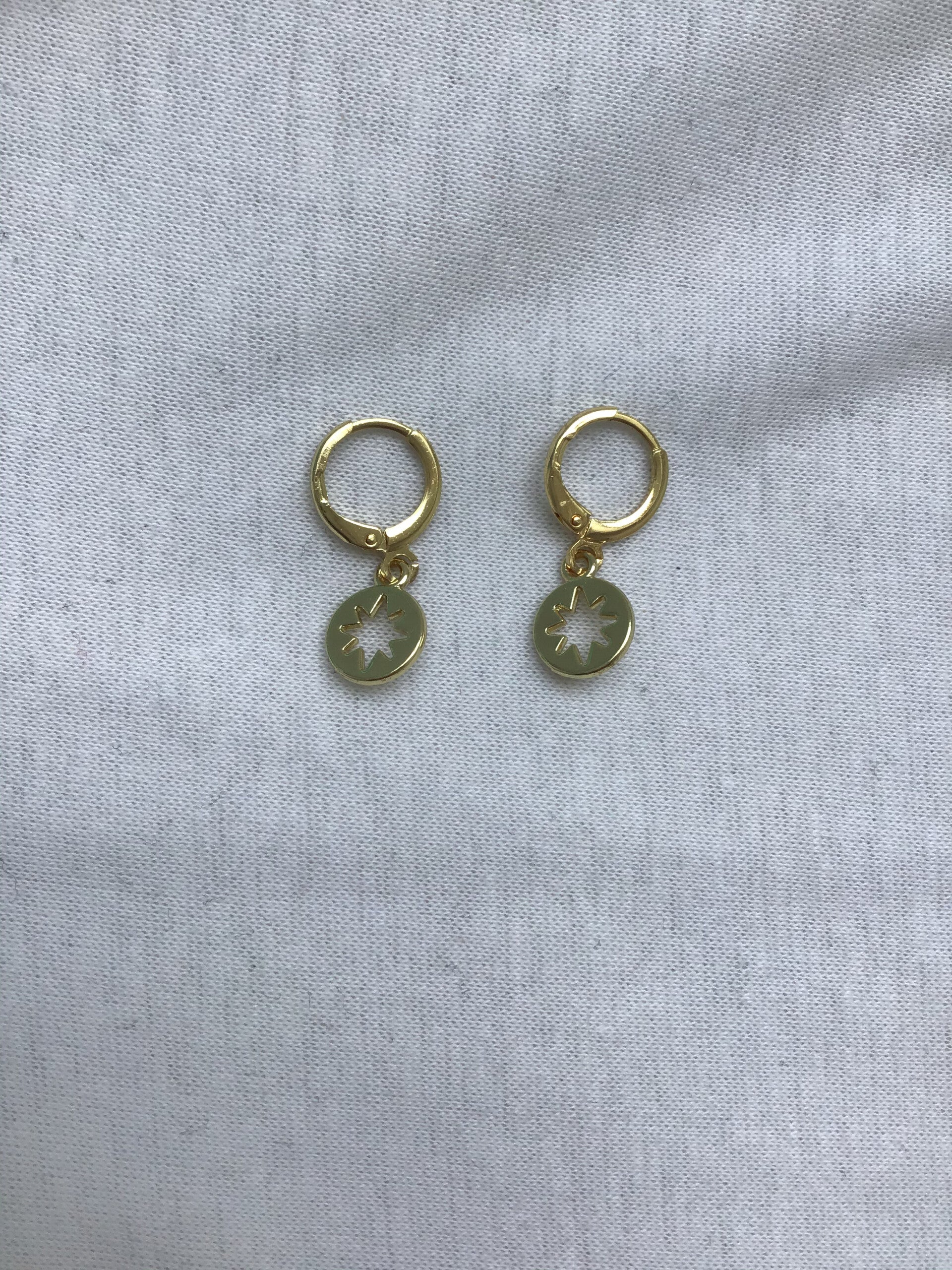 Earrings open star coin
