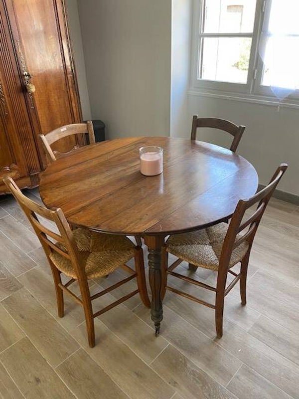 TABLE RONDE 220 € avec ses 4 CHAISES paillées 160€ les 4