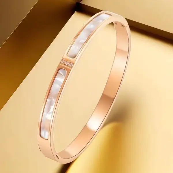 Brazalete dorado con nácar de Acero de Titanio.