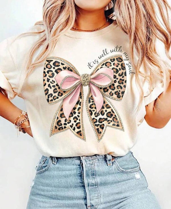 Stijlvol T-shirt met een strikapplicatie - een speels detail voor elke look