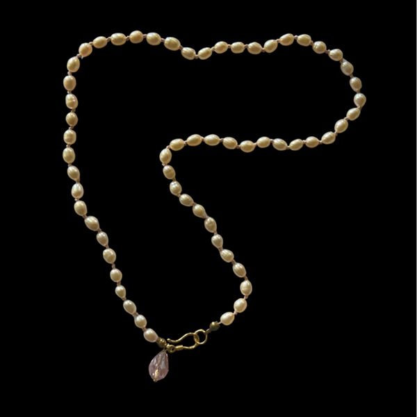 Geknoopte parel ketting met kwarts bedel