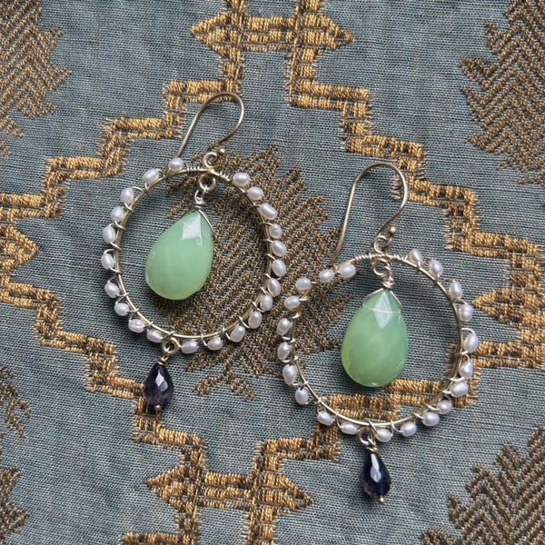 Hoops met lolite, chalcedon en zoetwaterparels