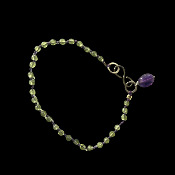 Geknoopte armband met peridot en een amethist bedel