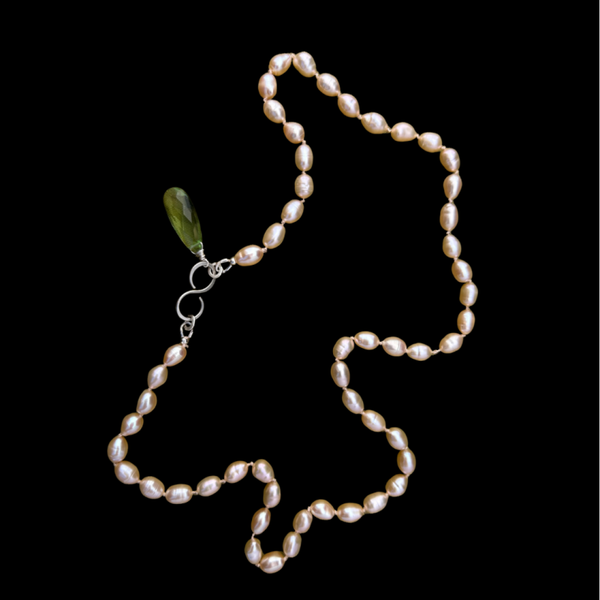 Geknoopte parel ketting met een groene amethist bedel