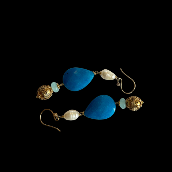 Oorbellen met sky blue chalcedon, facet geslepen jade, parel en een grote gouden bol