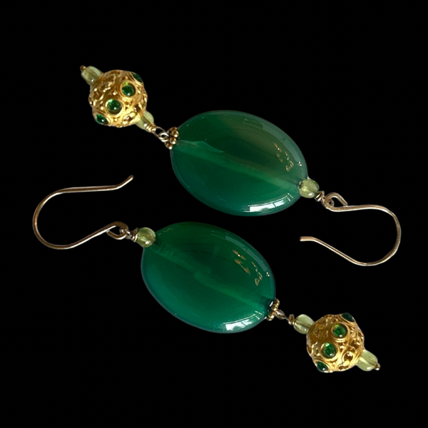 Oorbellen met peridot, agaat en een gouden bol met edelstenen