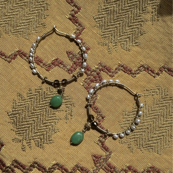 Hoops met kleine zoetwaterparels, chalcedon en smokey kwarts