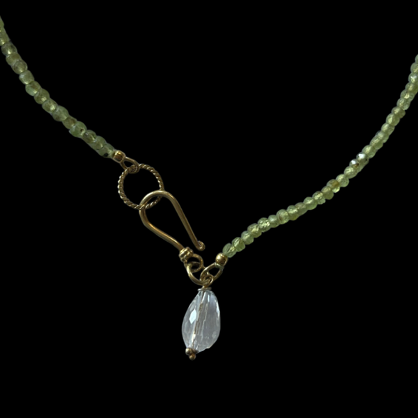 Peridot ketting met een kwarts bedel