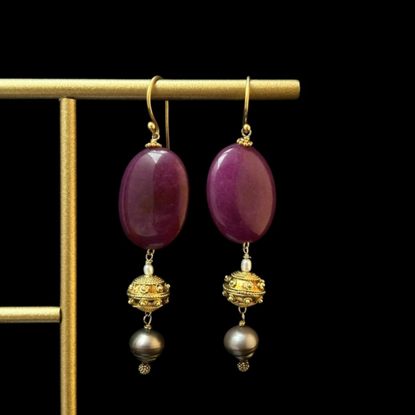 Oorbellen met lavendel kwarts, gouden bol en verschillende parels