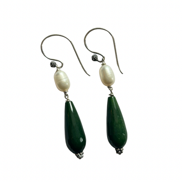 Oorbellen met groene jade en een parel