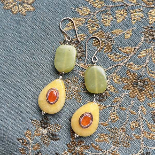 Oorbellen met carneool, facetgeslepen groene en gele jade