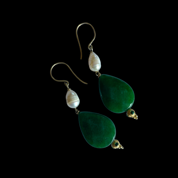 Oorbellen met groene facetgeslepen jade en een parel