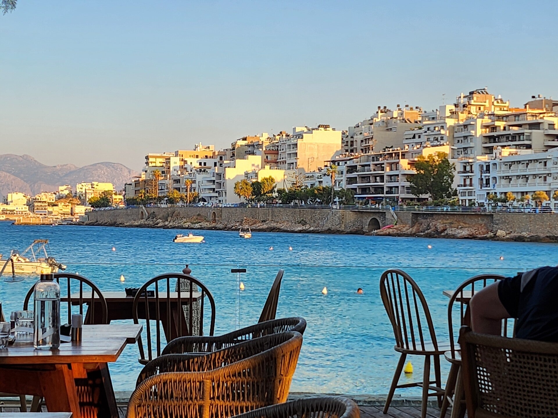 Auf einer Insel finden sich viele Restaurants am Wasser. Leider meist teuer