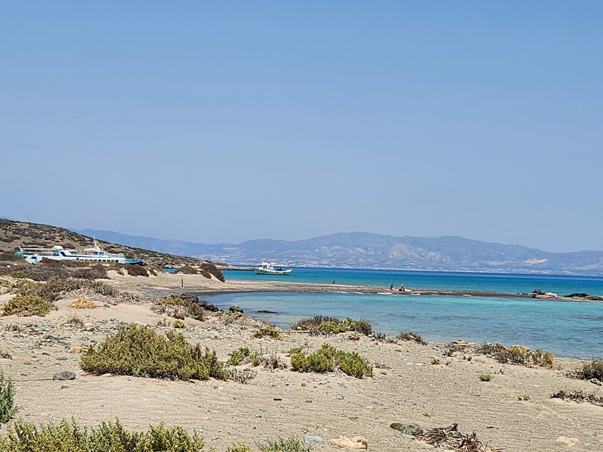 Bewschsene Dünen im Osten von Chryssi Island im Sommer 2026