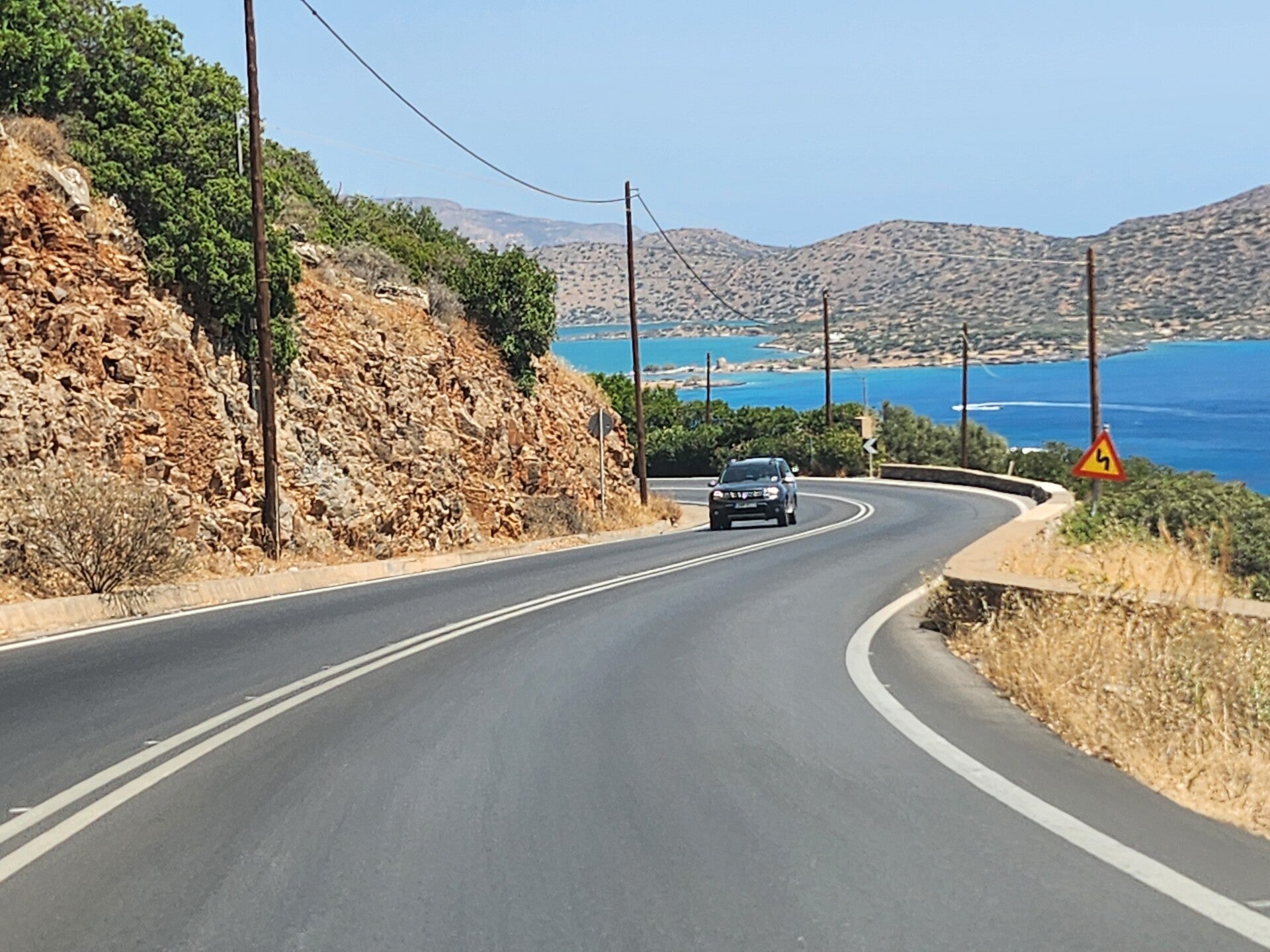 Nach Erneuerungen des Straßenbelags viele Doppellinien im Bereich Agios Nikolaos