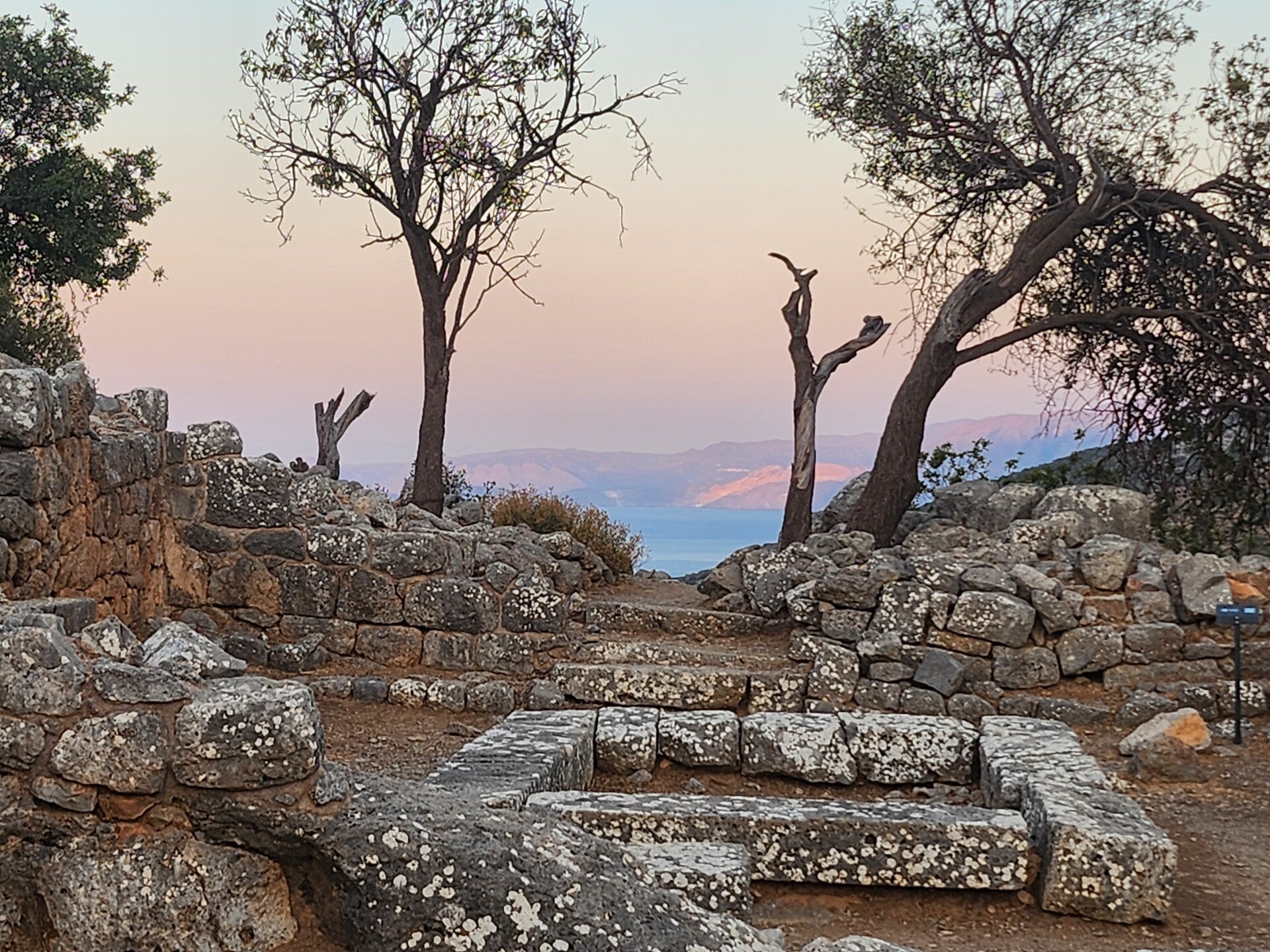 Ausblick vom Theaterbereich Latos auf Agios Nikolaos und die Mirabello-Bucht