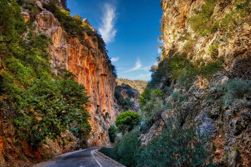 Enge Landstraßen machen Kreta zu einem Traumziel für Motorradfahrer 