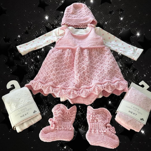 Kjole m/ hue og "støvler"