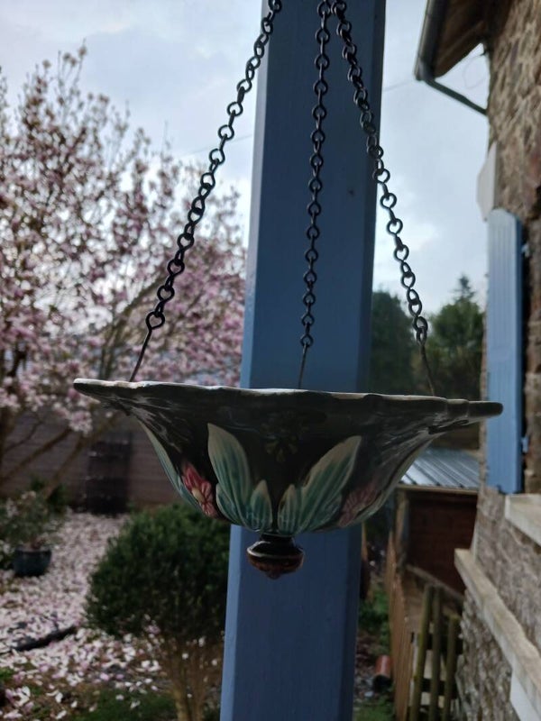 Suspension jardinière ancienne, en barbotine