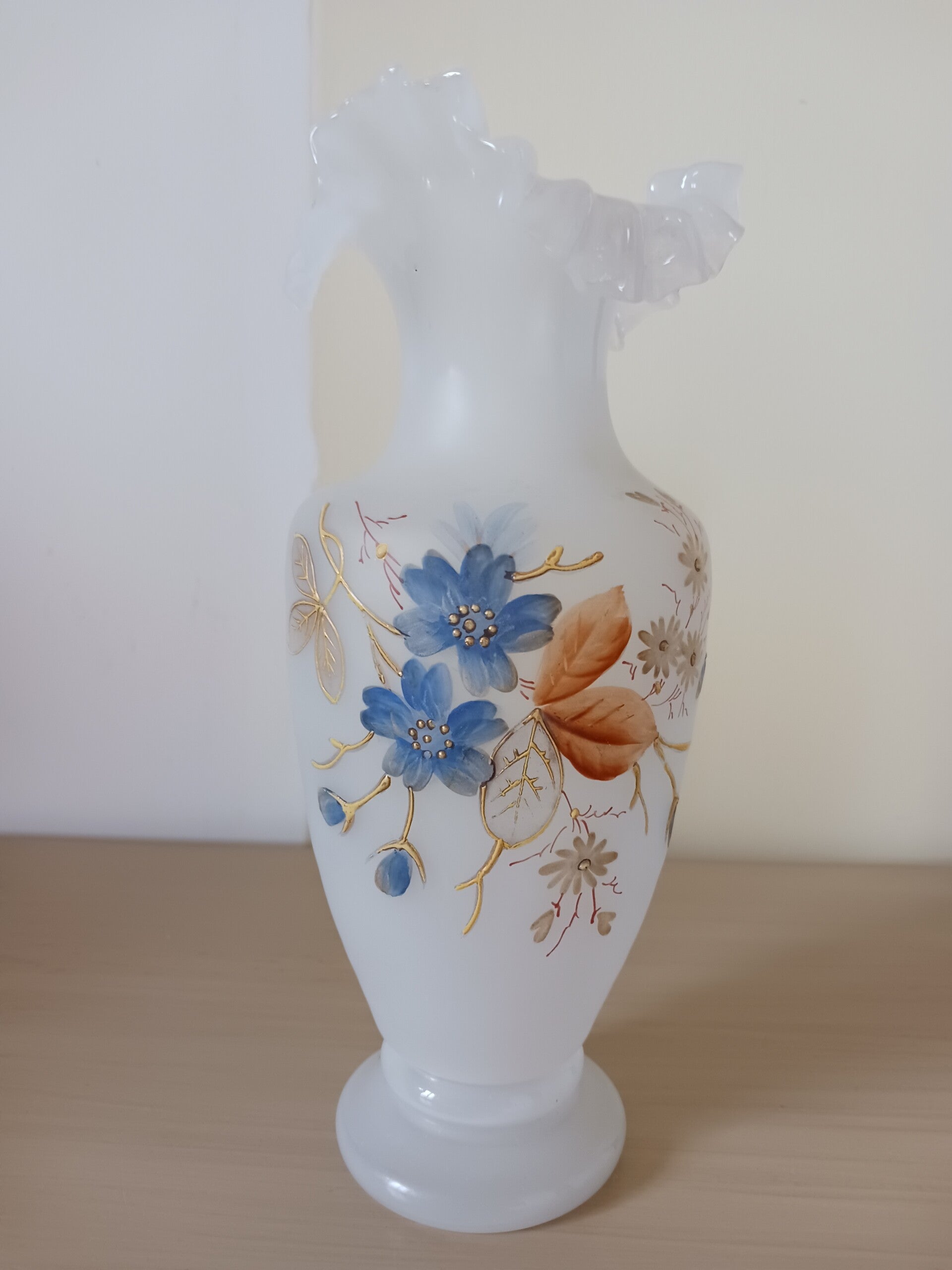 Vase ancien opalescent et fleuri .