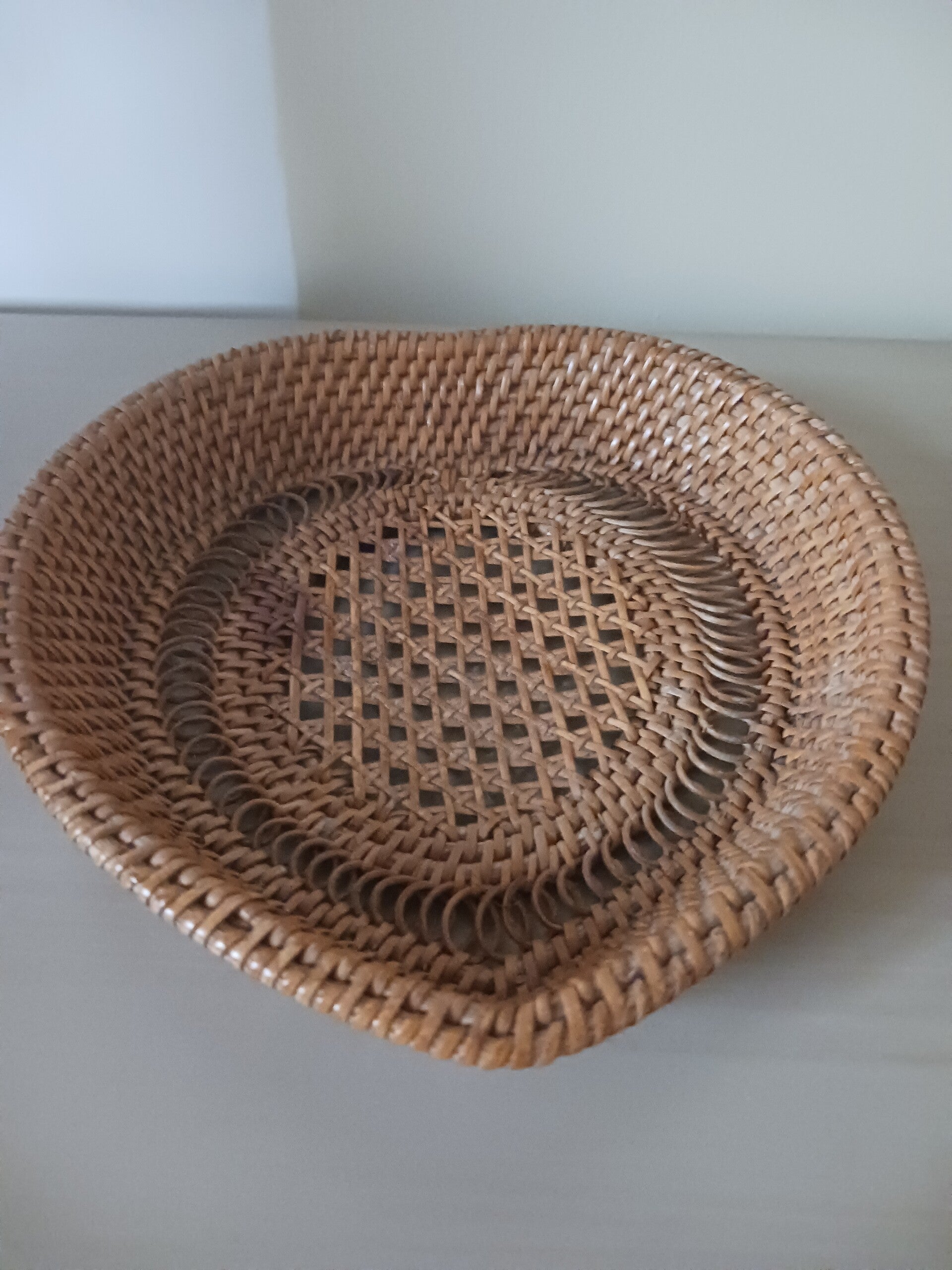 Corbeille en rotin vintage en forme de coeur .