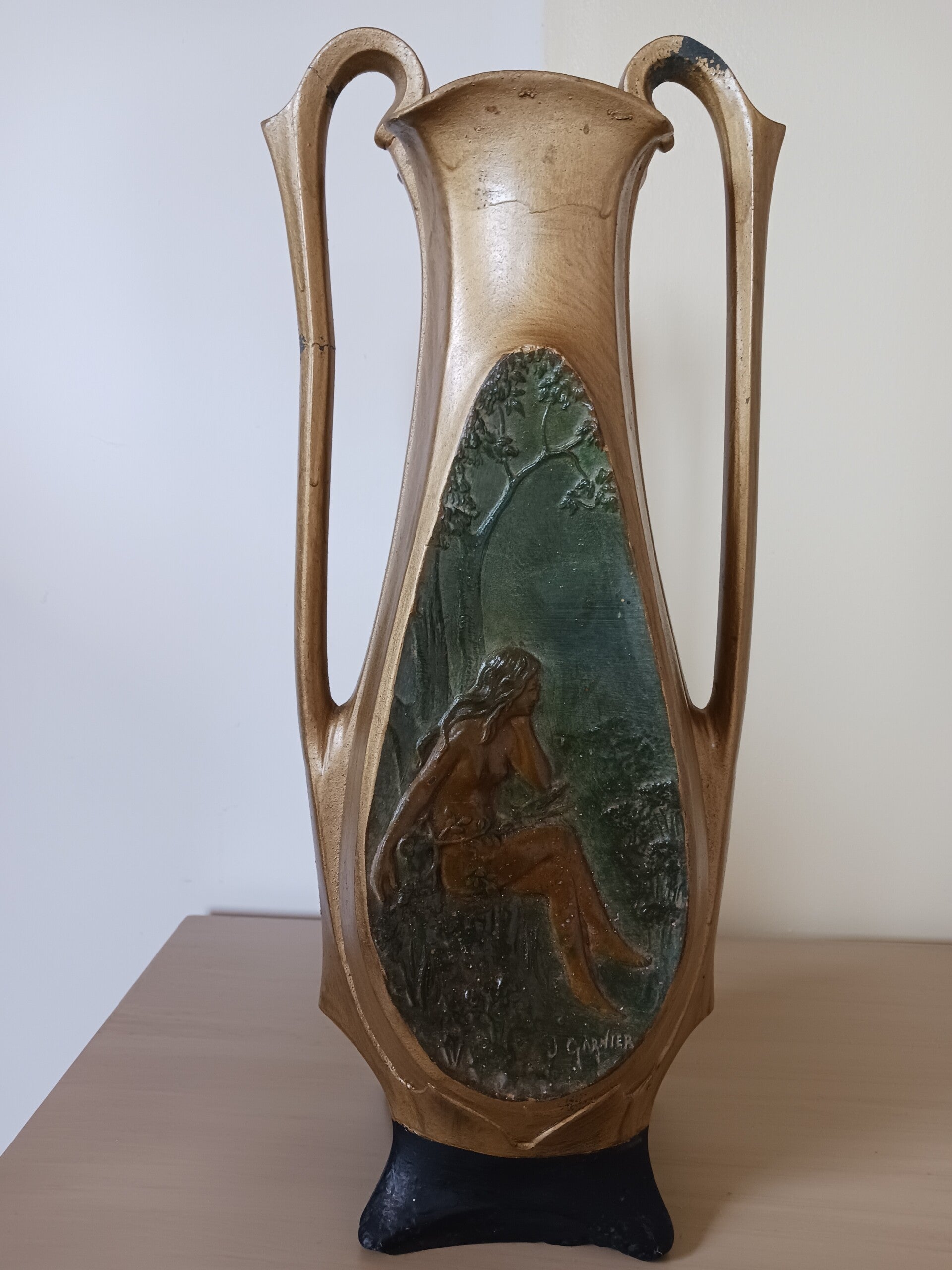 Vase art nouveau signé J Garnier.