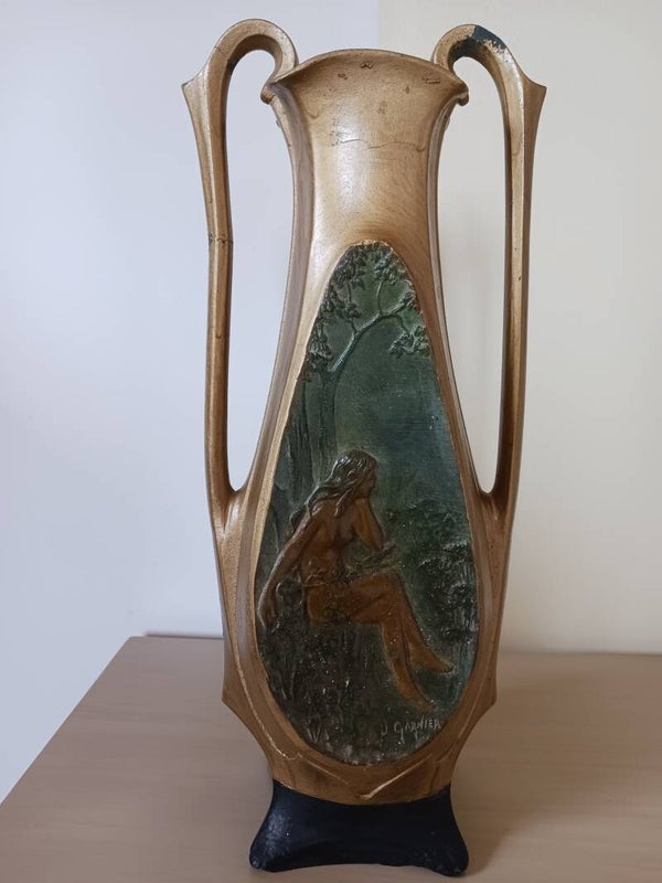 Vase art nouveau signé J Garnier.