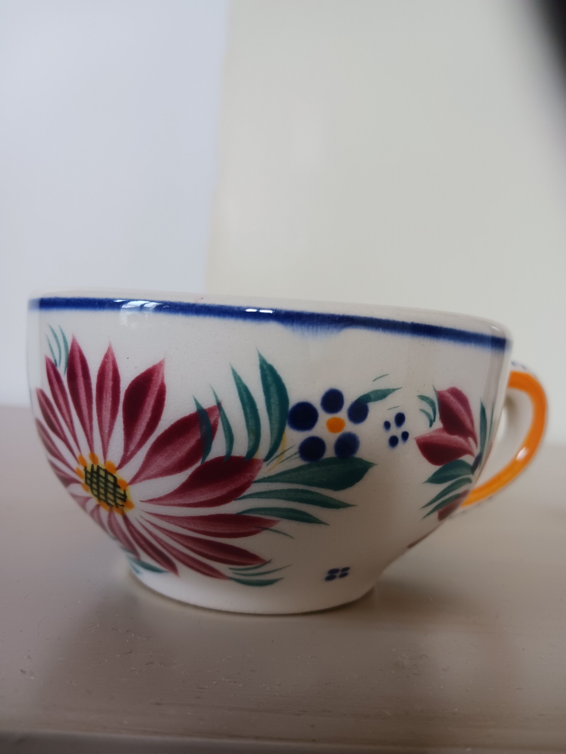 Tasse en faïence, Henriot Quimper .