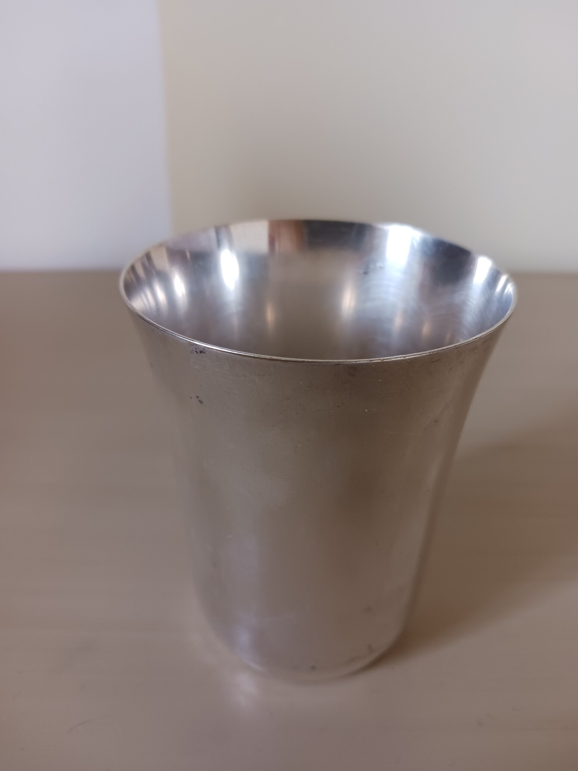 Timbale en métal argenté .