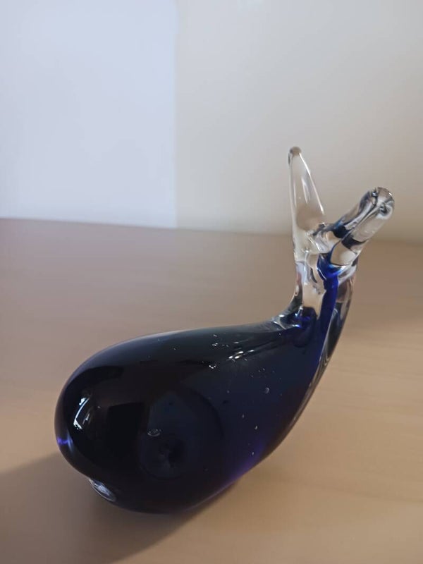Baleine bleue, en verre soufflé à la main .