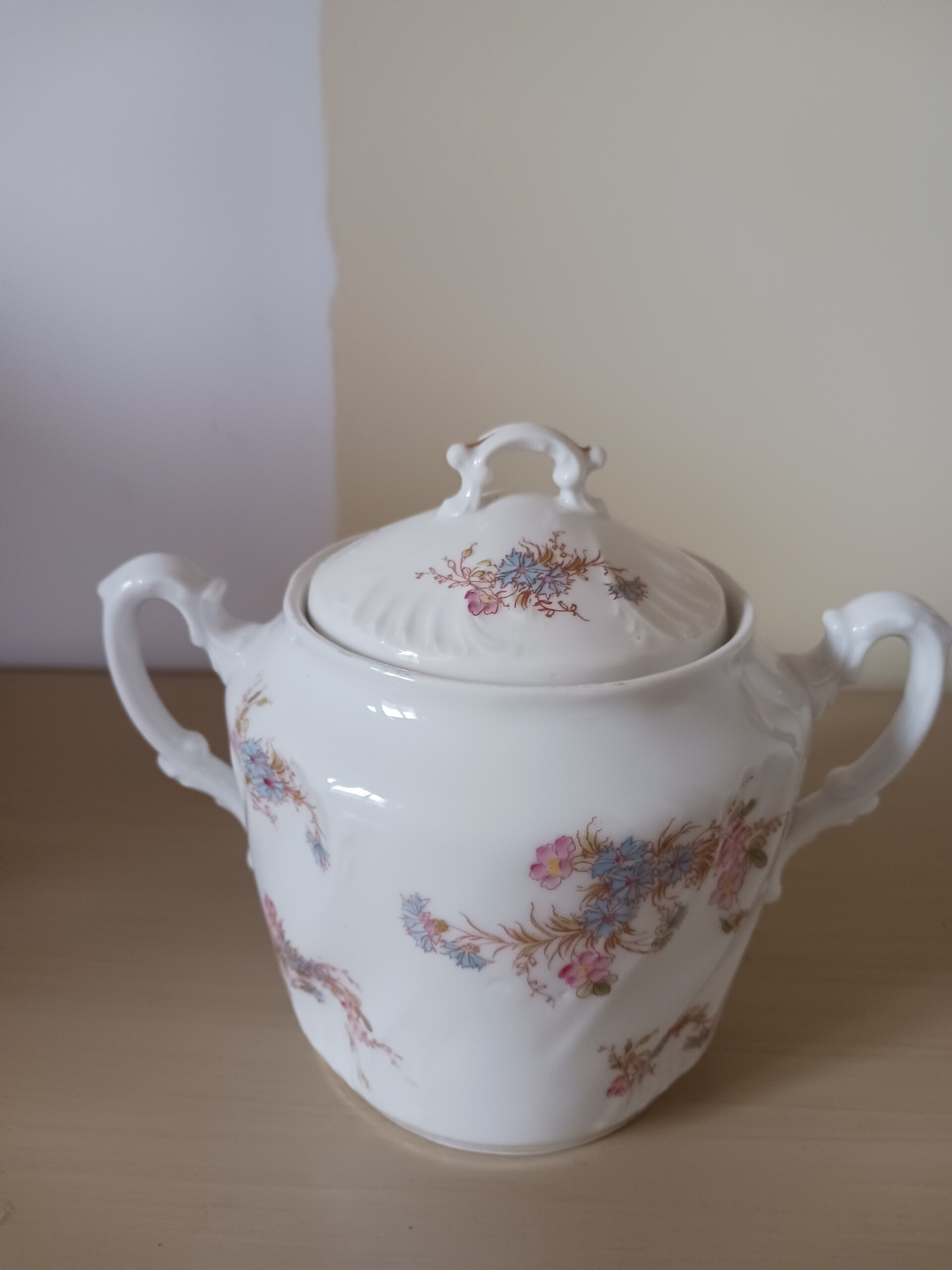 Sucrier ancien en porcelaine .