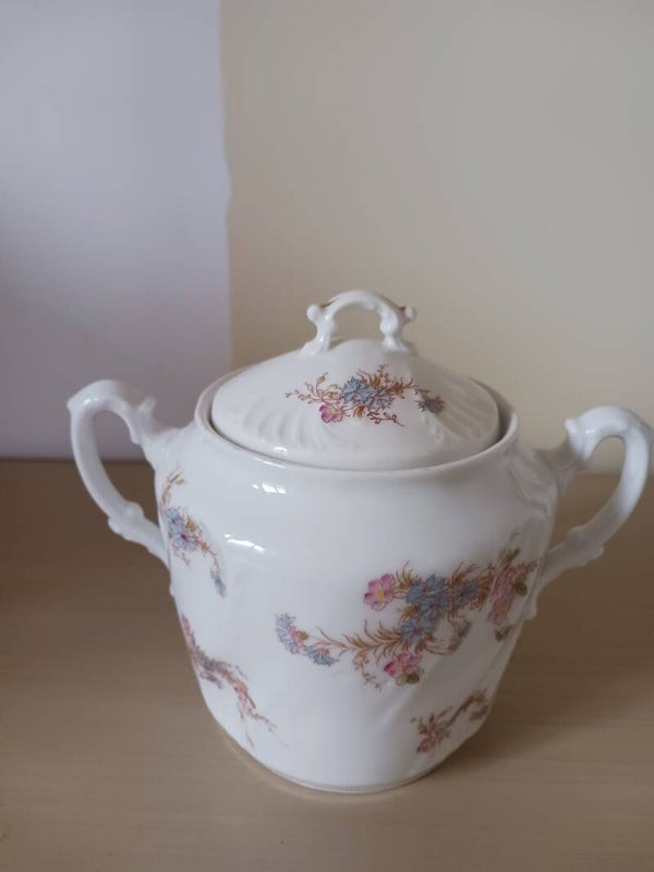 Sucrier ancien en porcelaine .