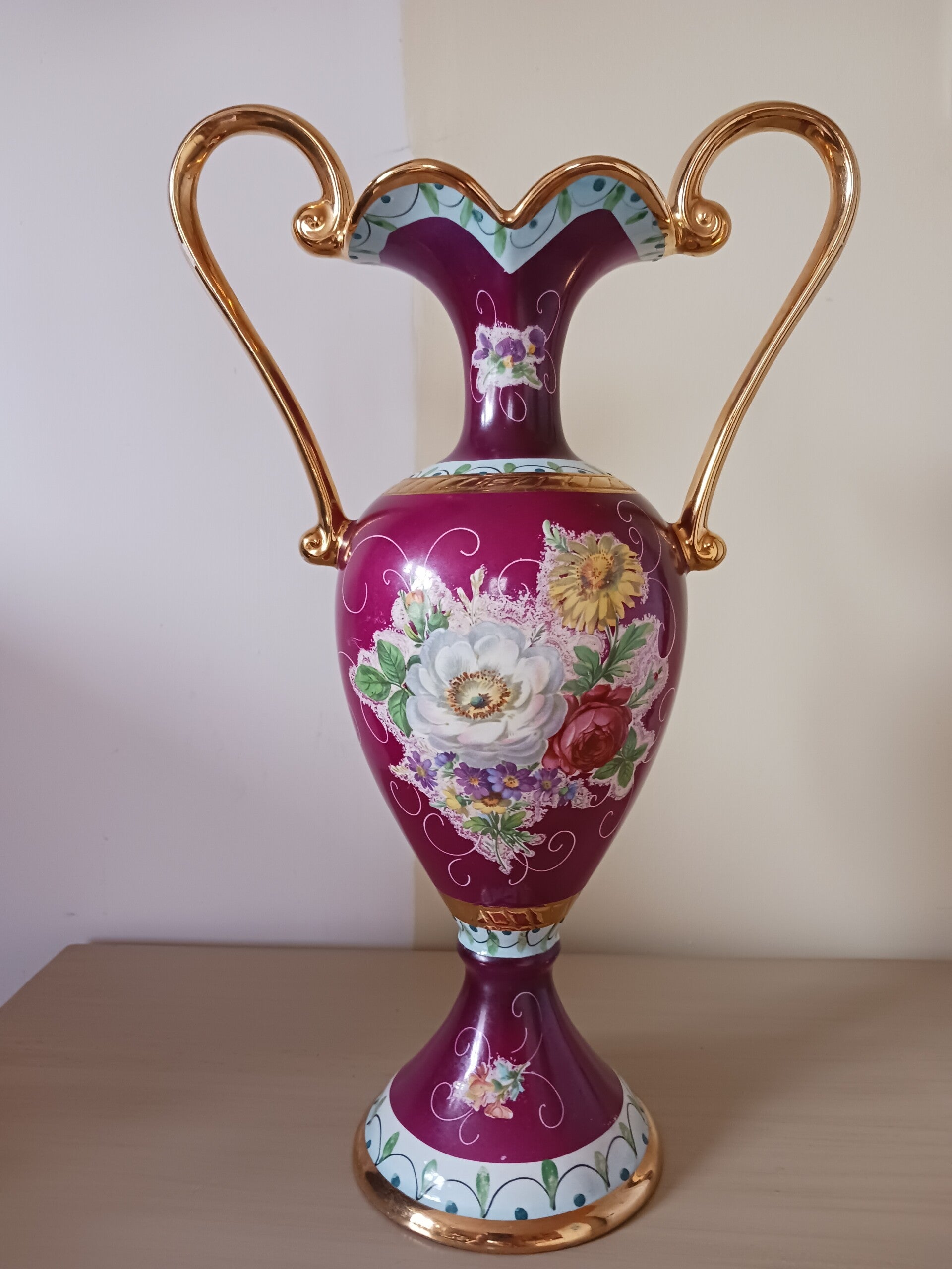 Vase en faïence, H Becquet .