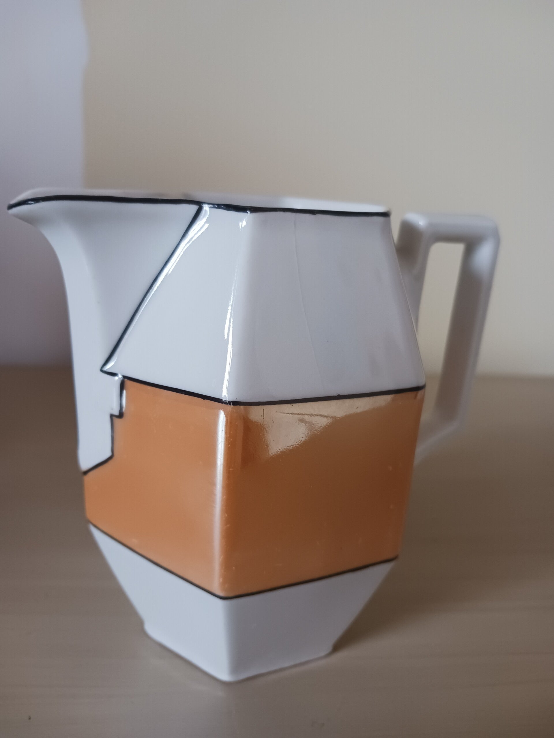 Pot à lait art déco ,en porcelaine .