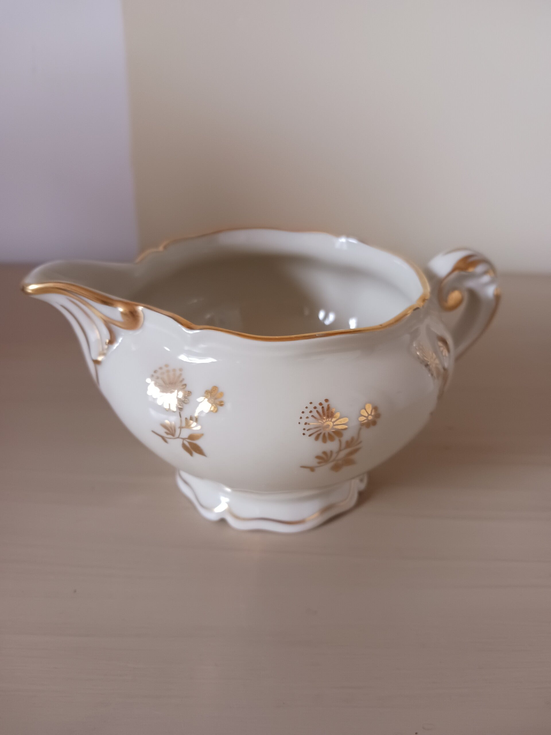 Pot à lait en porcelaine .