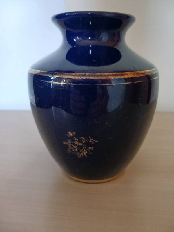 Vase bleu nuit en porcelaine .