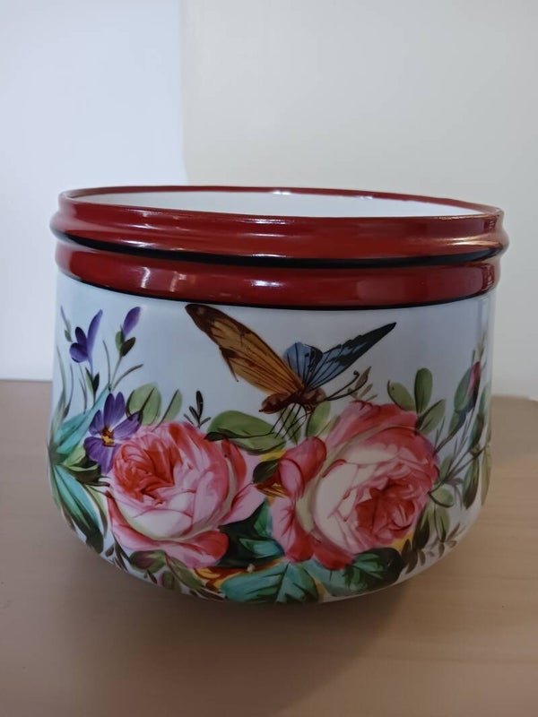 Cache pot en porcelaine de Paris .