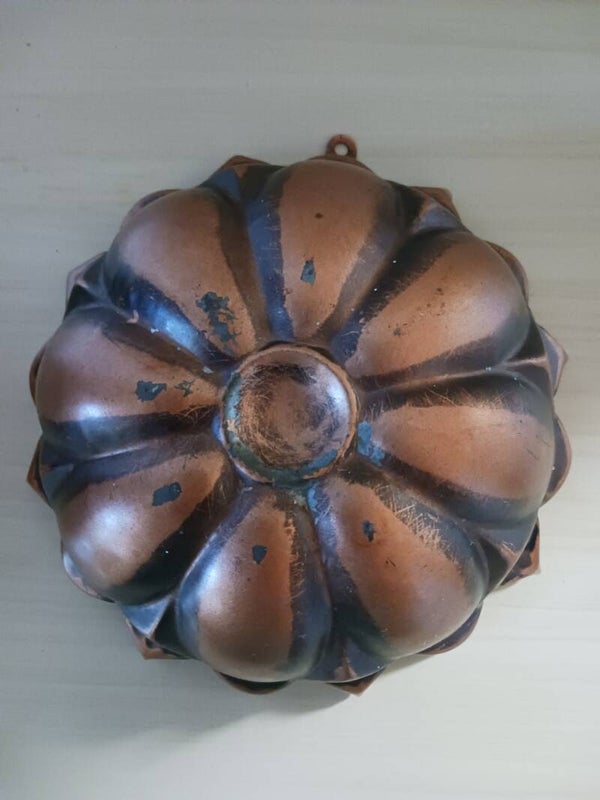 Moule à gâteaux en métal cuivré .