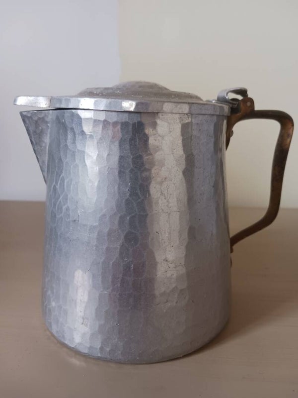 Pichet vintage en aluminium martelé .