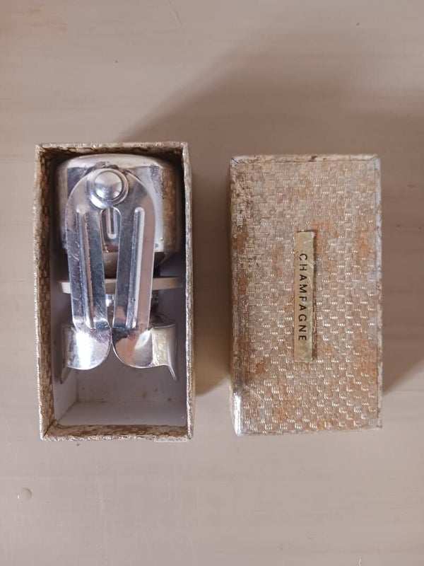Bouchon pour champagne en métal argenté .