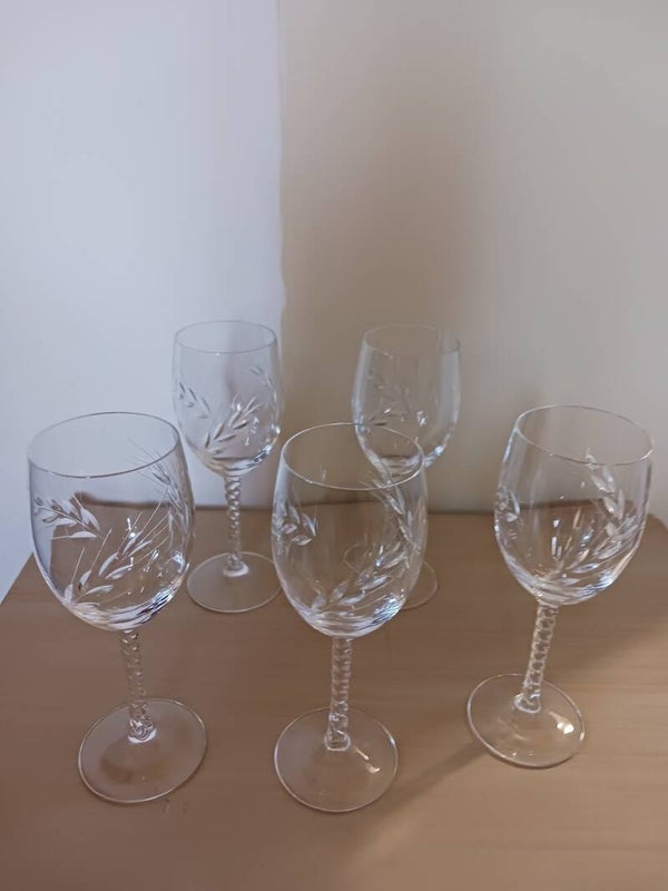 Verres à vin en cristal .