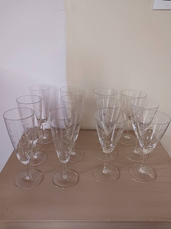 Verres à vin et à champagne en cristal .