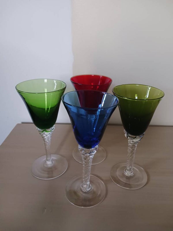 Verres colorés, en verre de Murano .