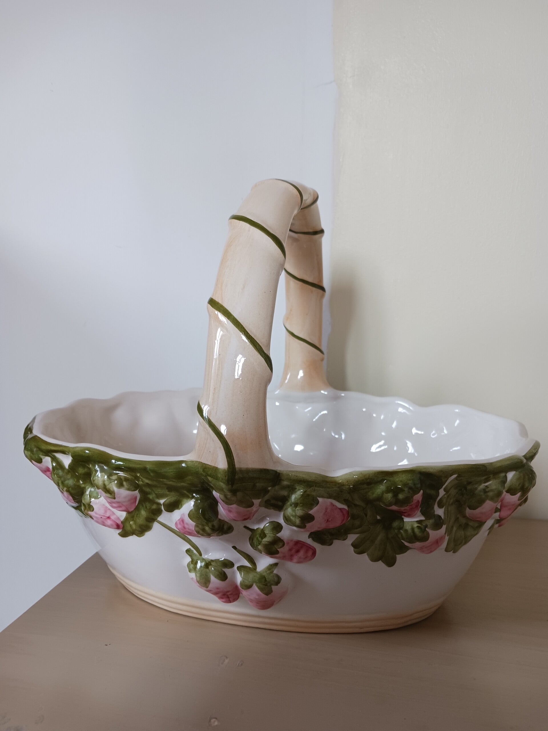 Corbeille en faïence anglaise .